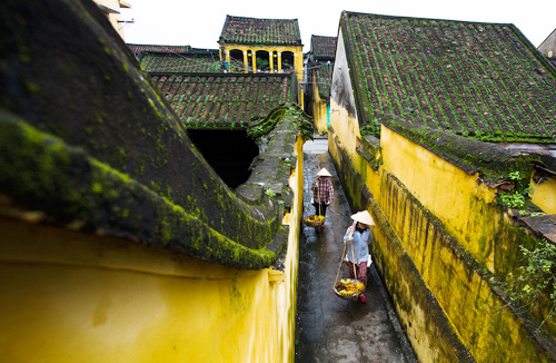 small alley in hoi an